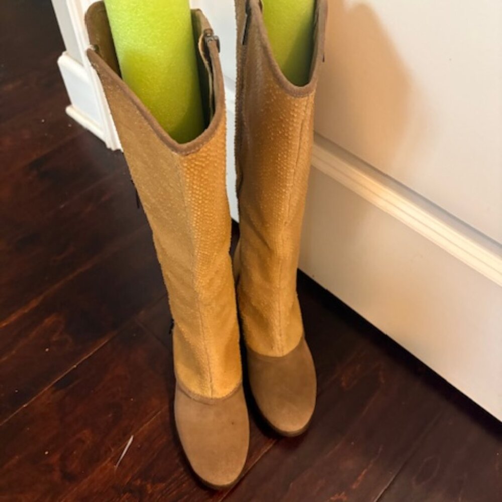 Donald Pliner, Ostrich riding Boots, Size 7, Beige.